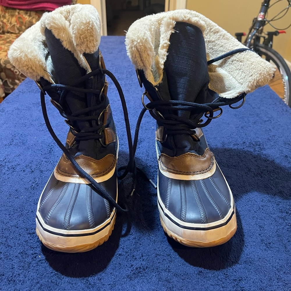 JBU Rainy Too winter boots. Blue. Size 7 1/2. These boots are in great condition